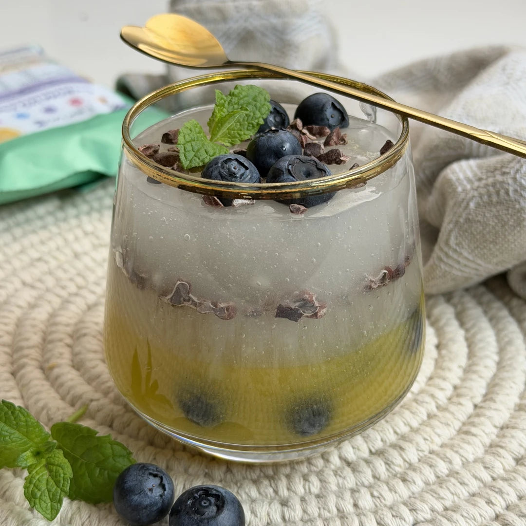 Kokos-Zitronen-Dessert im Glas mit Heidelbeeren und Minze